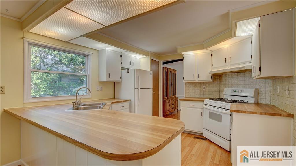 303 Woods End Court Spotswood NJ 08884