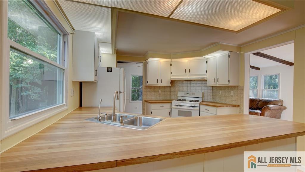 303 Woods End Court Spotswood NJ 08884