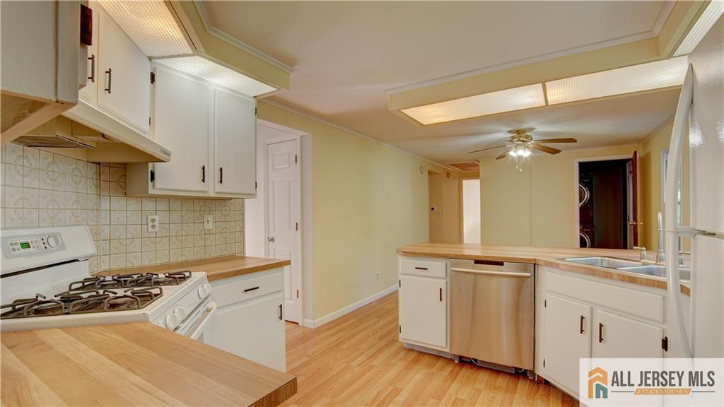303 Woods End Court Spotswood NJ 08884