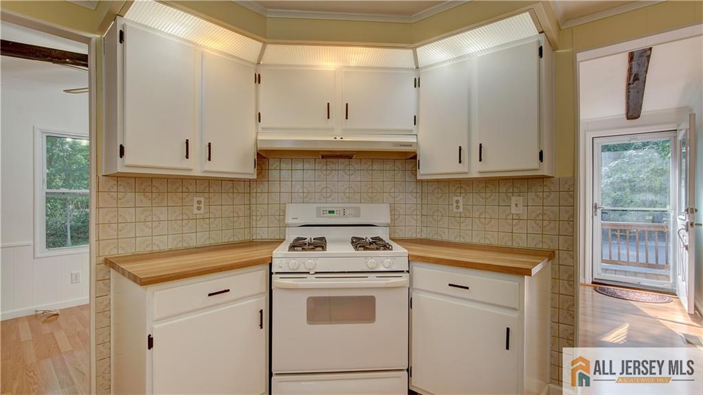 303 Woods End Court Spotswood NJ 08884