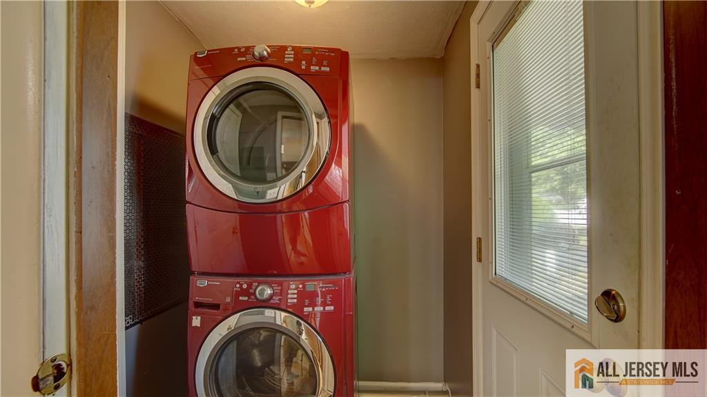 303 Woods End Court Spotswood NJ 08884