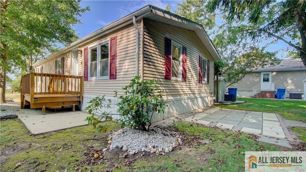 303 Woods End Court Spotswood NJ 08884