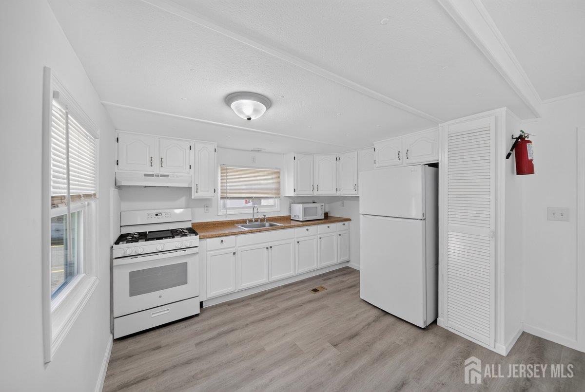 27 Freddie Avenue Avenel NJ 07001