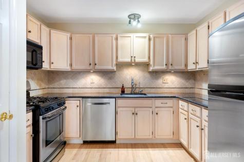 18 Parkside Drive Jamesburg NJ 08831