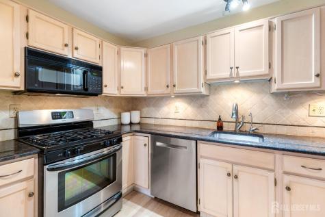 18 Parkside Drive Jamesburg NJ 08831