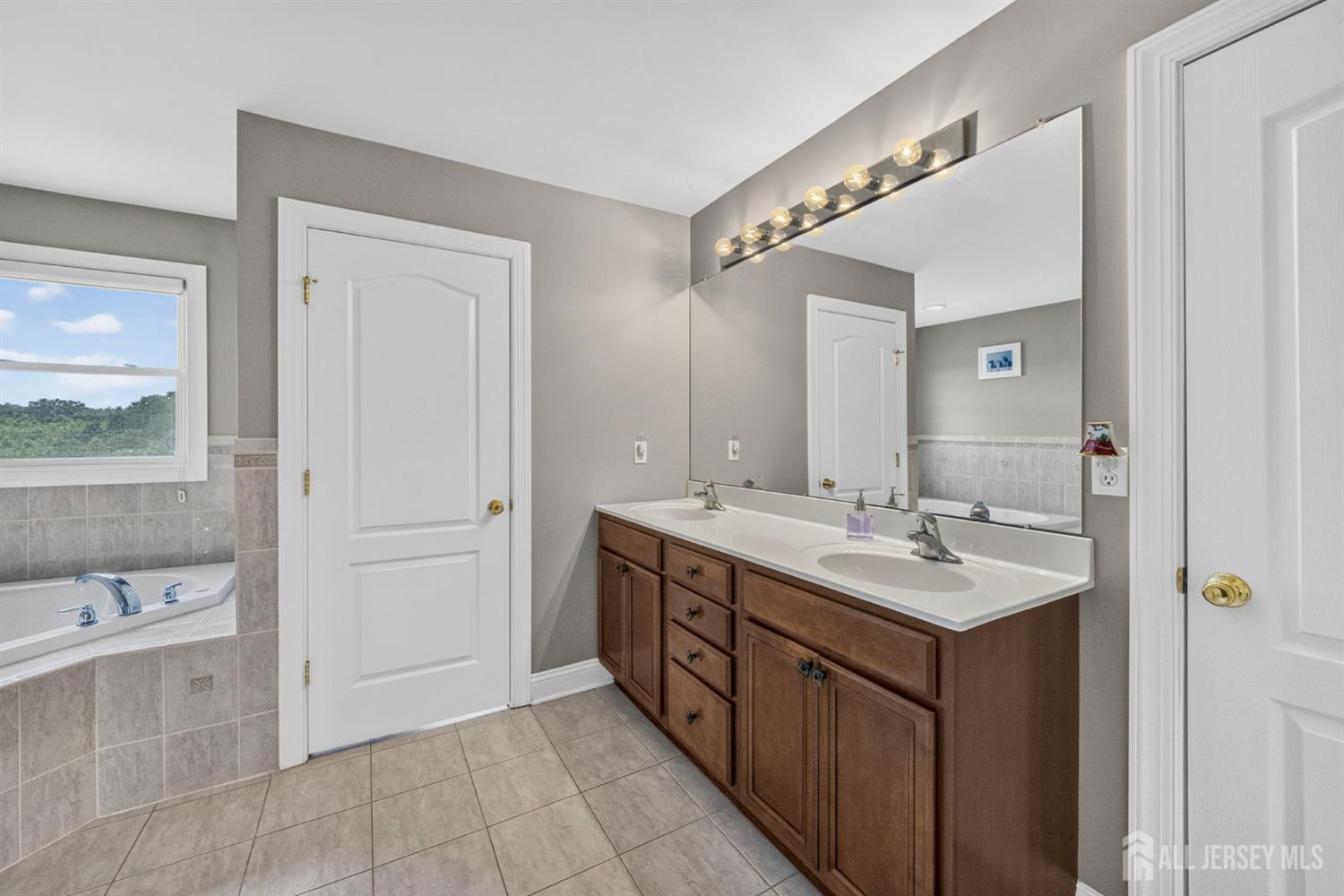 5 Adam Court Monroe NJ 08831
