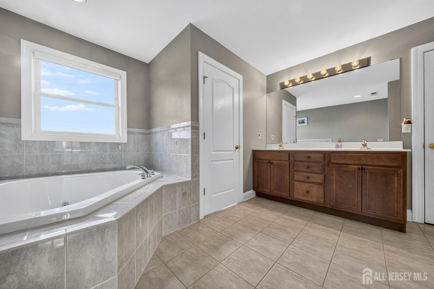 5 Adam Court Monroe NJ 08831