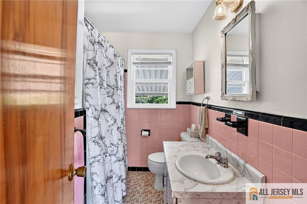 68 Oak Street Carteret NJ 07008