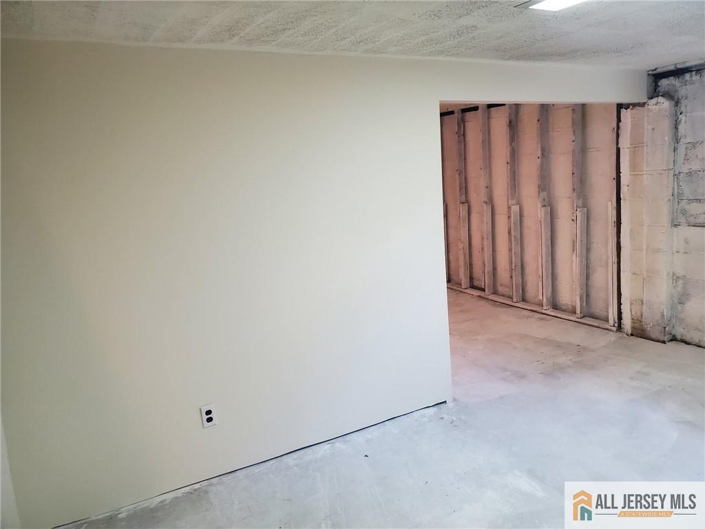 68 Oak Street Carteret NJ 07008
