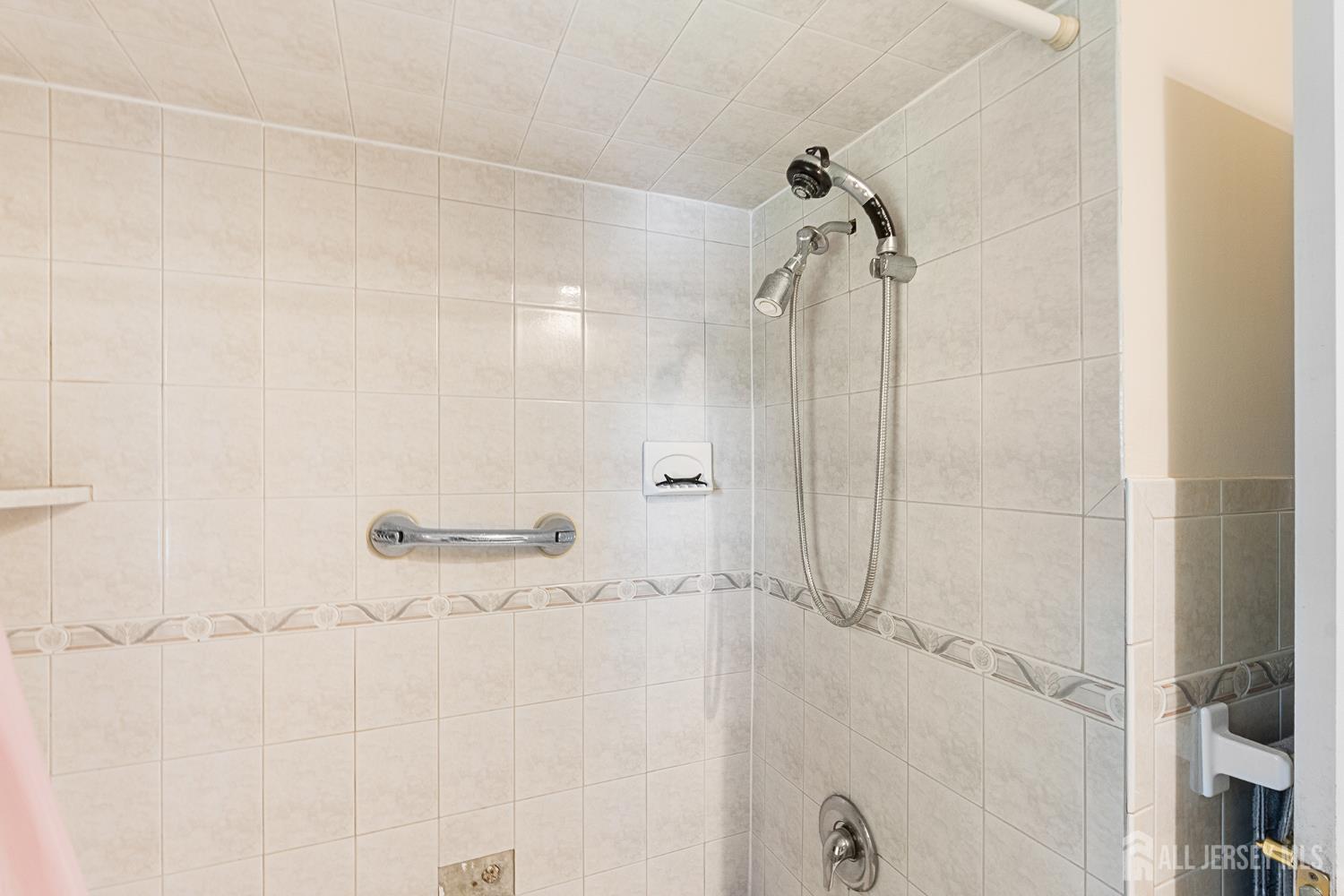 32 E Hegel Avenue Colonia NJ 07067