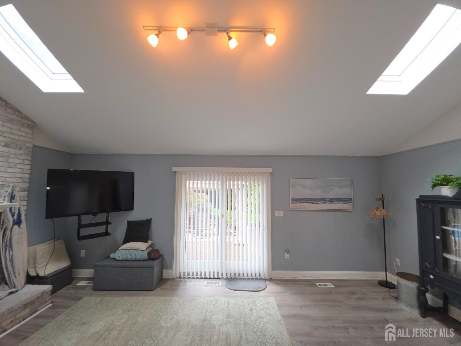 16 Glynn Court Sayreville NJ 08859