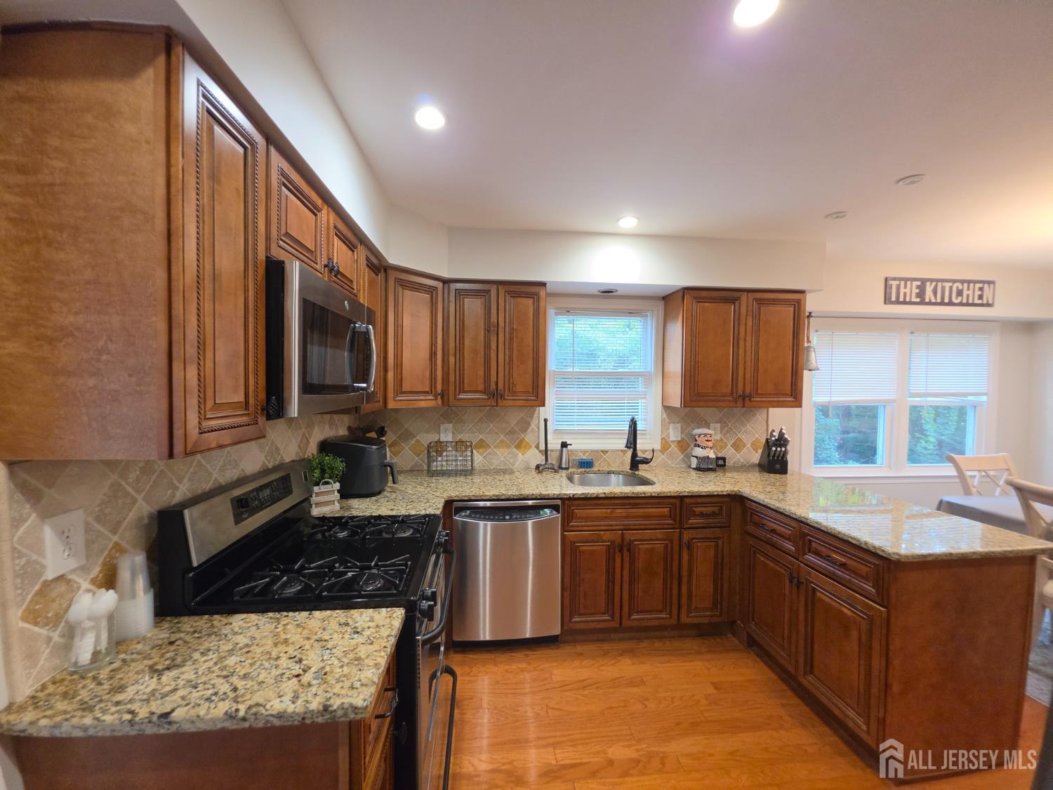 16 Glynn Court Sayreville NJ 08859