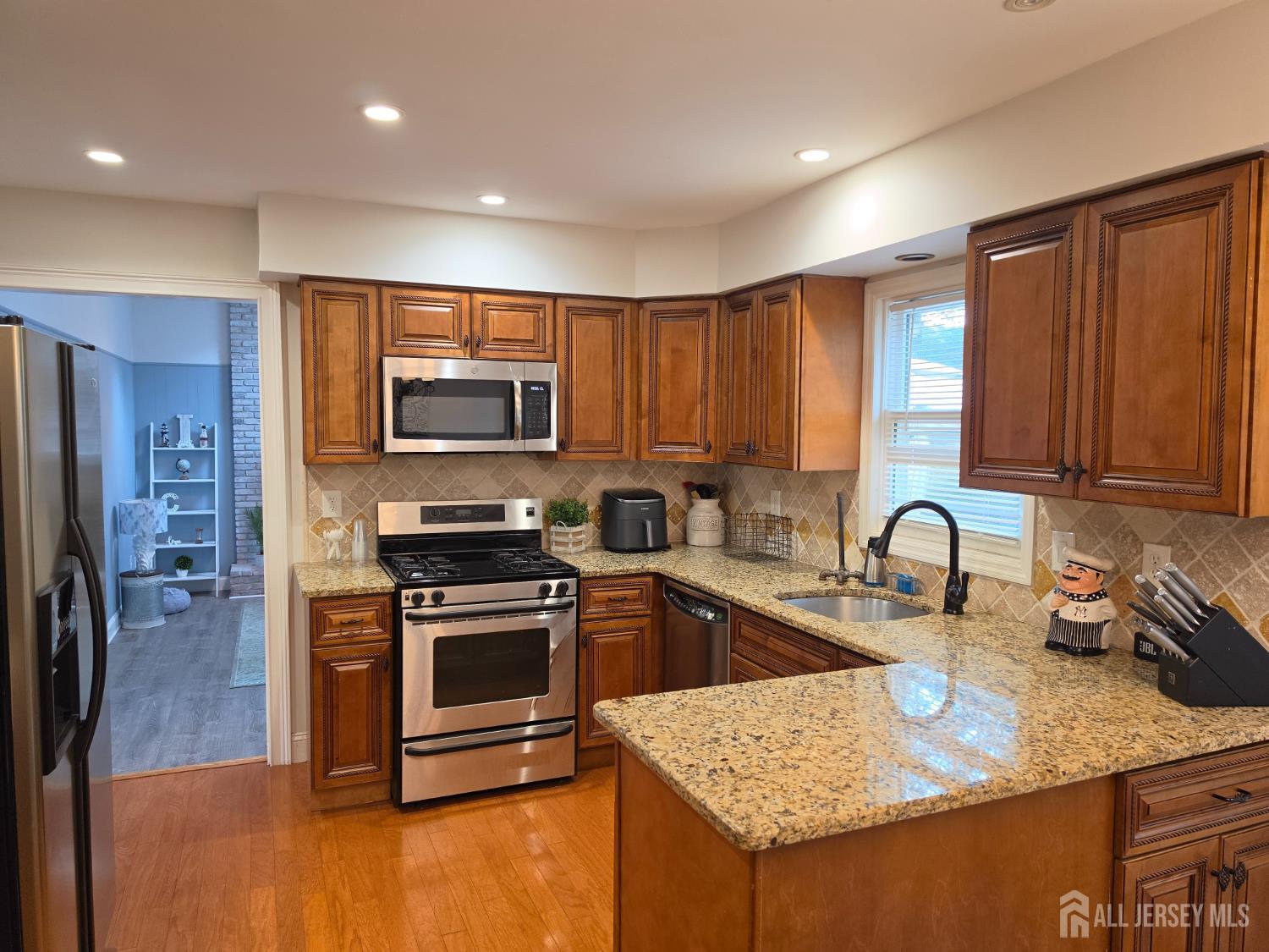16 Glynn Court Sayreville NJ 08859