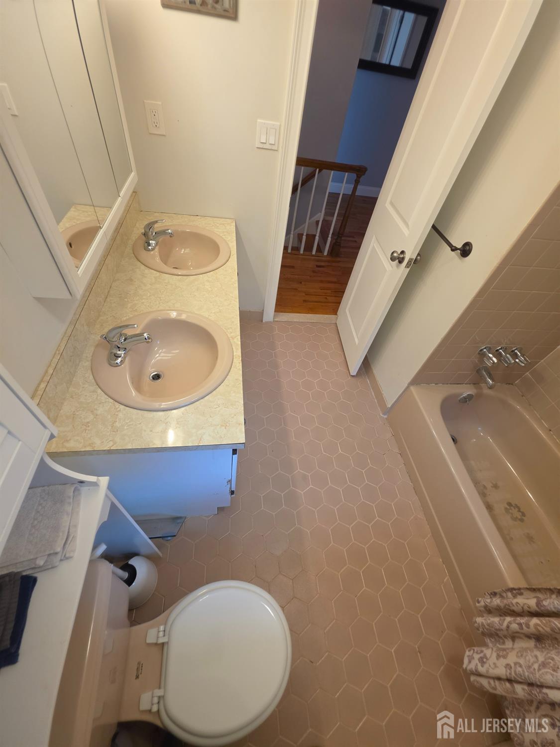 16 Glynn Court Sayreville NJ 08859