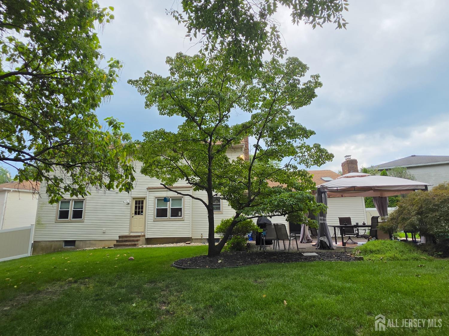 16 Glynn Court Sayreville NJ 08859