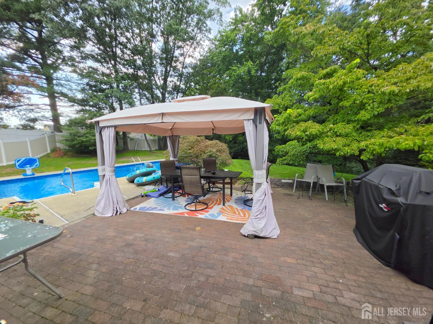 16 Glynn Court Sayreville NJ 08859