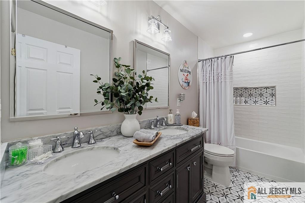 16 Kings Court Monroe NJ 08831