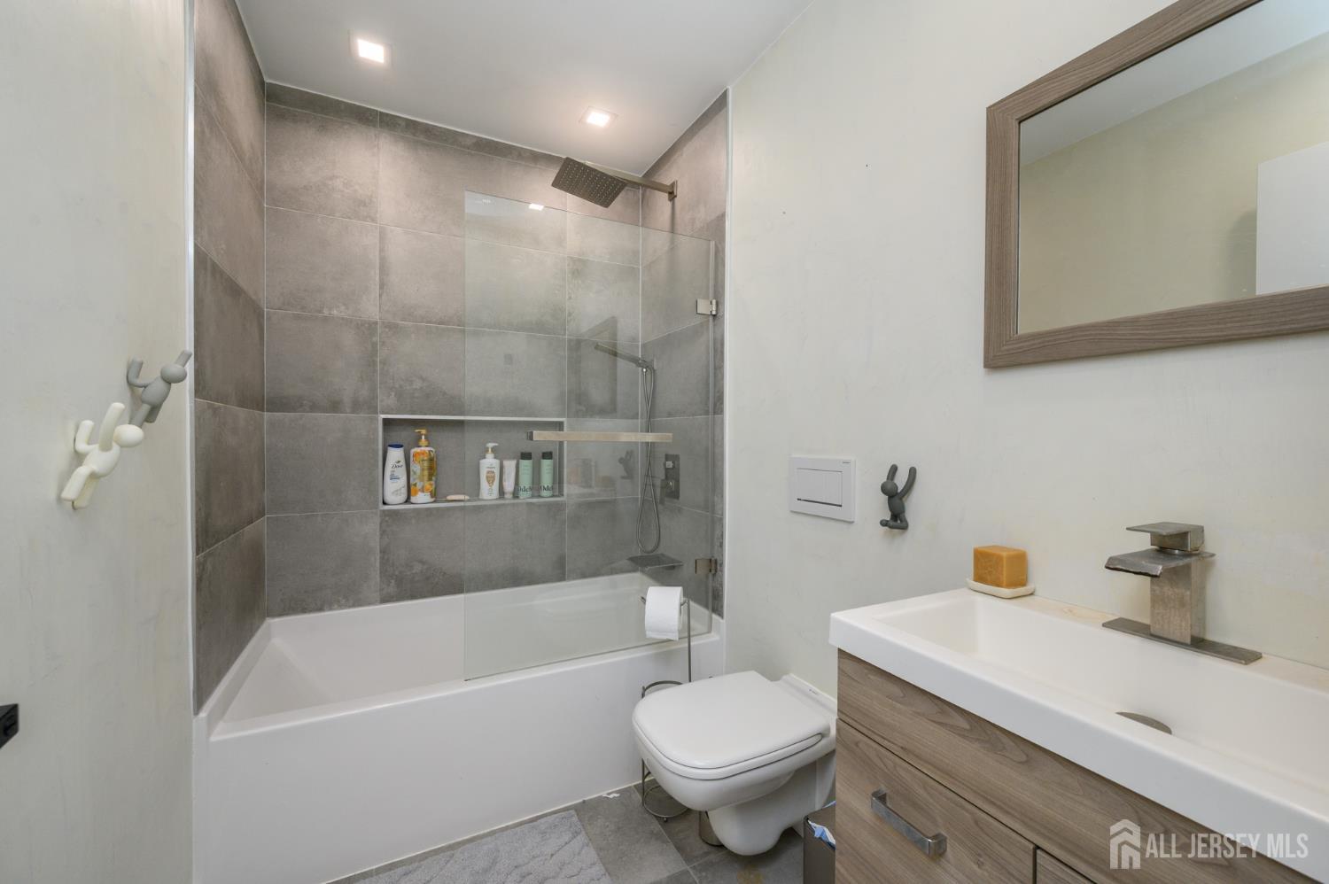 24 Chelsea Court Sayreville NJ 08859