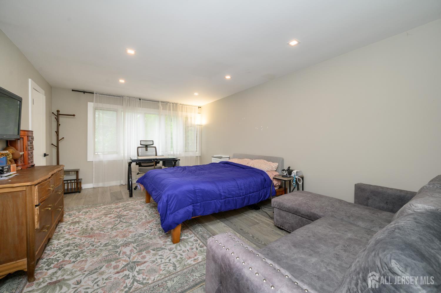 24 Chelsea Court Sayreville NJ 08859