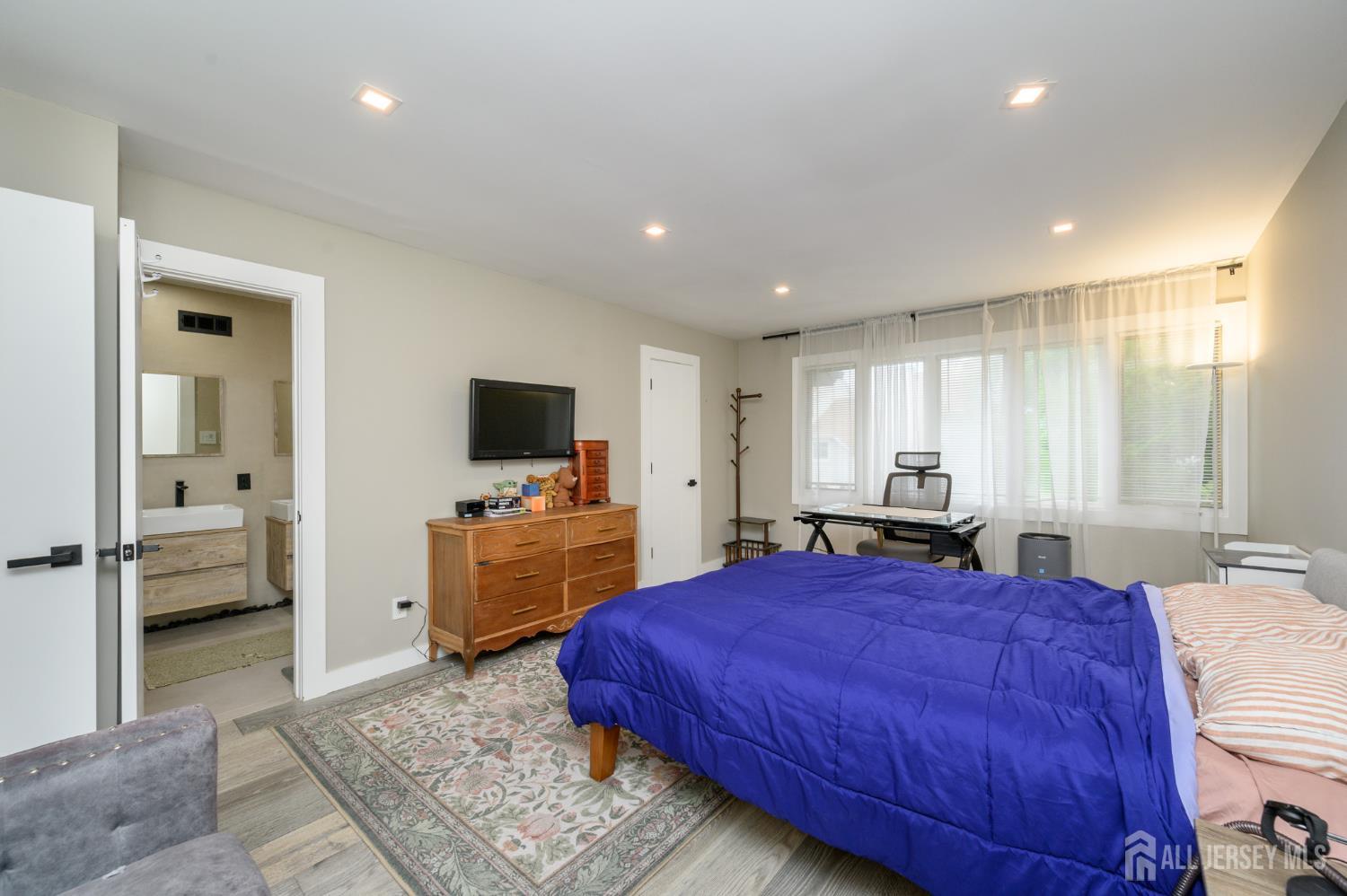 24 Chelsea Court Sayreville NJ 08859