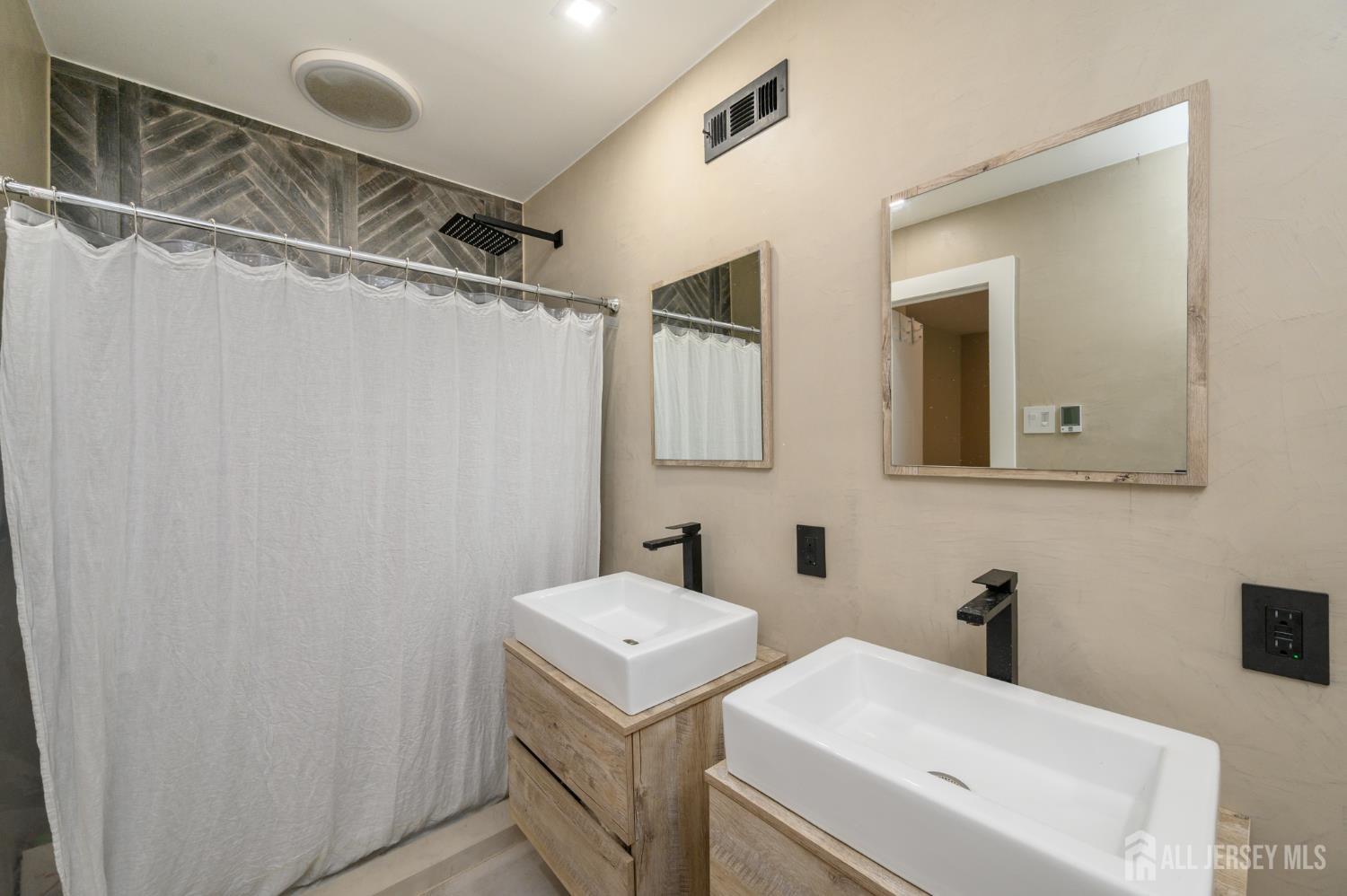 24 Chelsea Court Sayreville NJ 08859