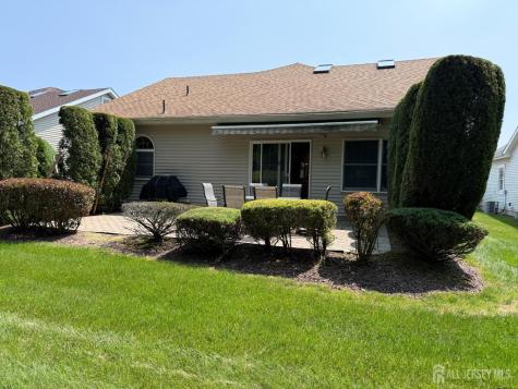 8 Wakefield Court Monroe NJ 08831