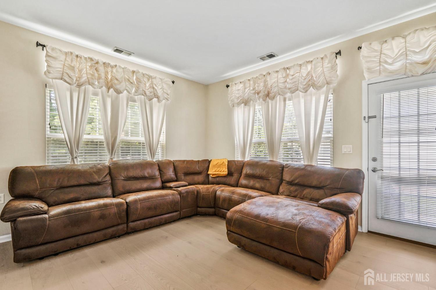 37 Vineyard Court Monroe NJ 08831