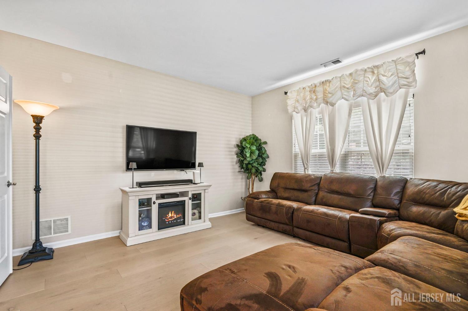 37 Vineyard Court Monroe NJ 08831