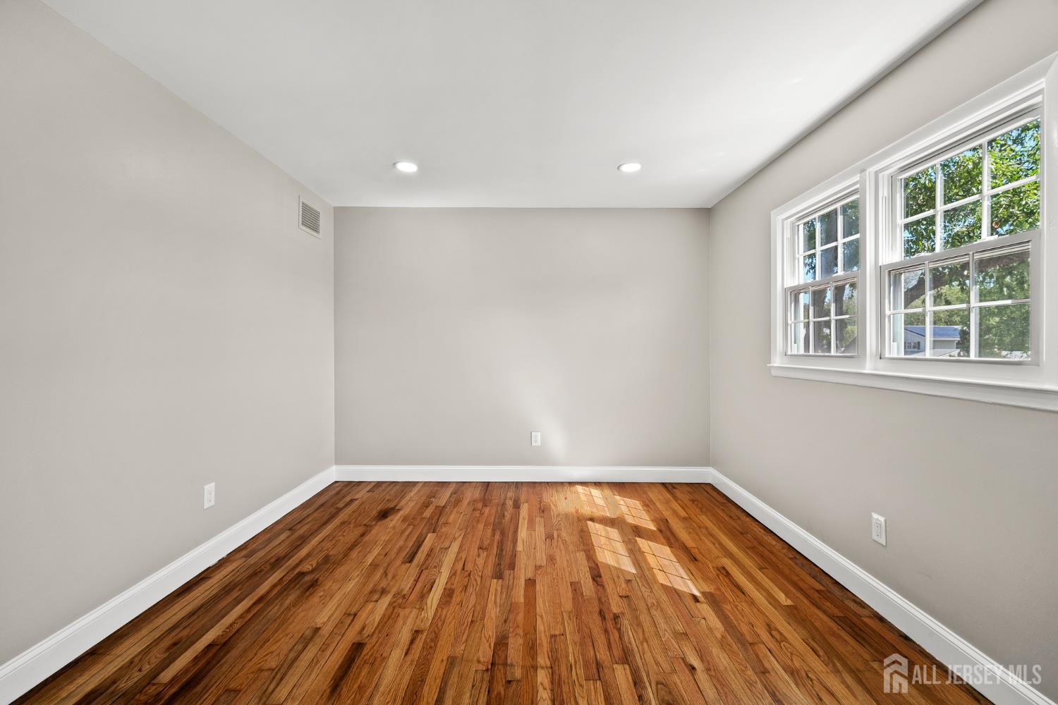 41 Oakwood Drive Sayreville NJ 08859
