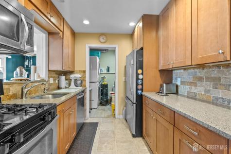 5 W Arthur Place Iselin NJ 08830