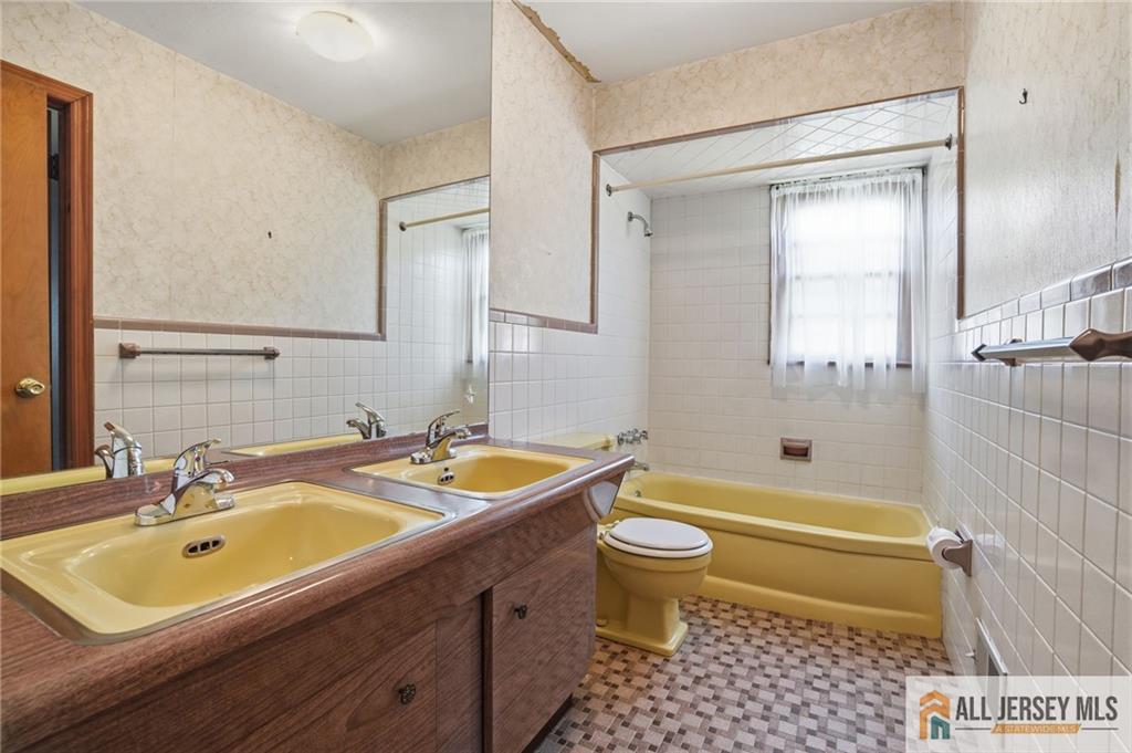 11 Reo Court Colonia NJ 07067