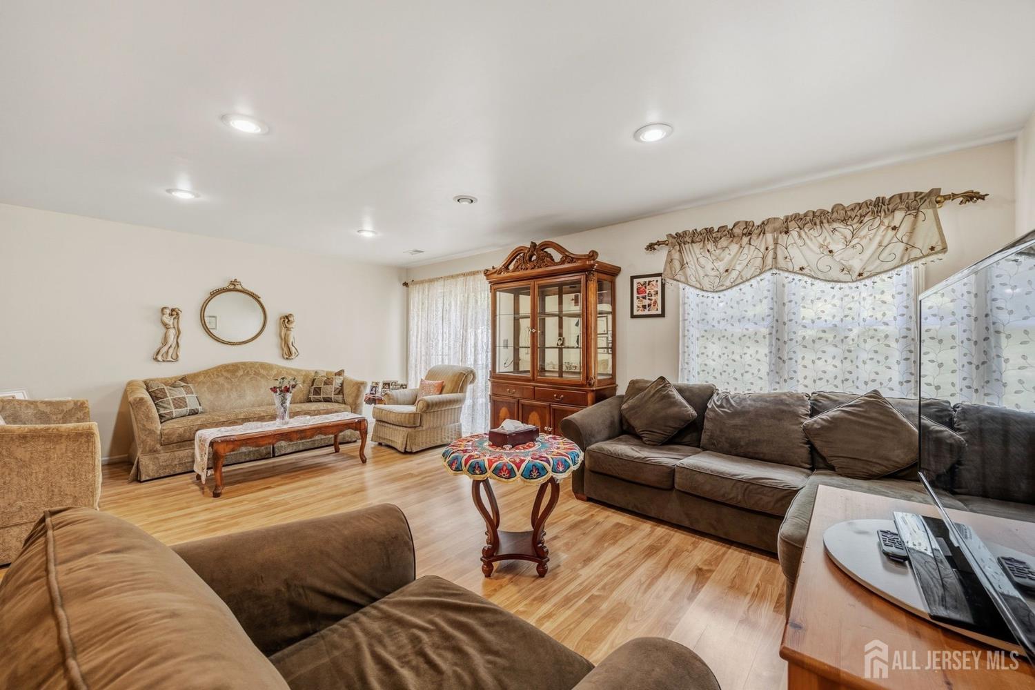 8 Tall Oaks Court Parlin NJ 08859