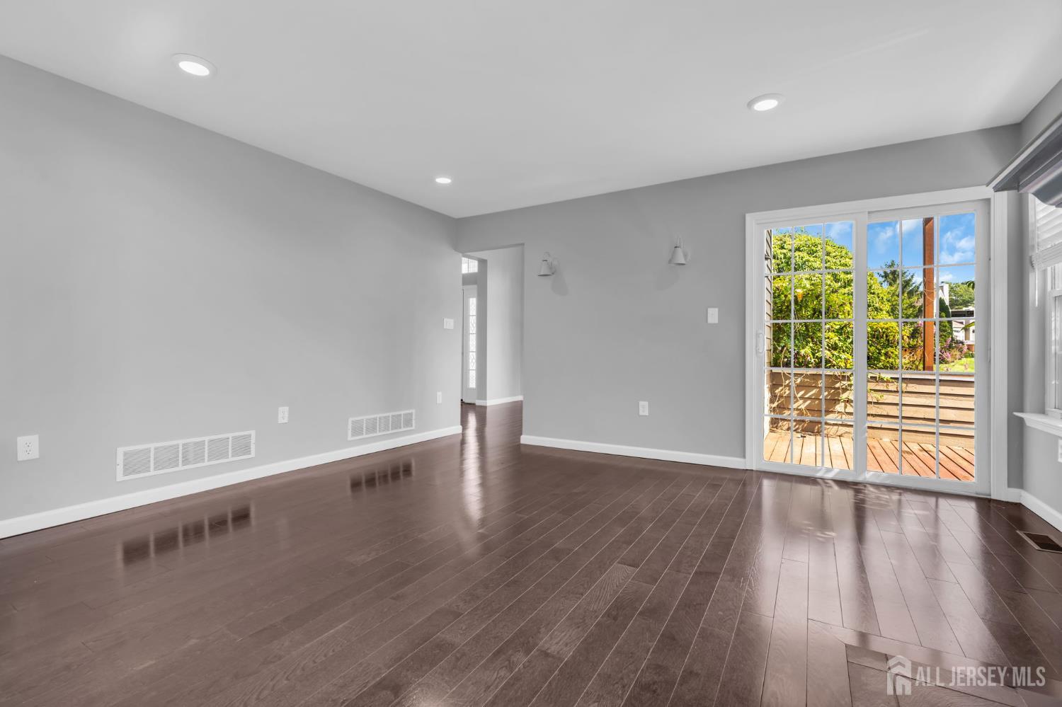 8 Pine Valley Lane Monroe NJ 08831