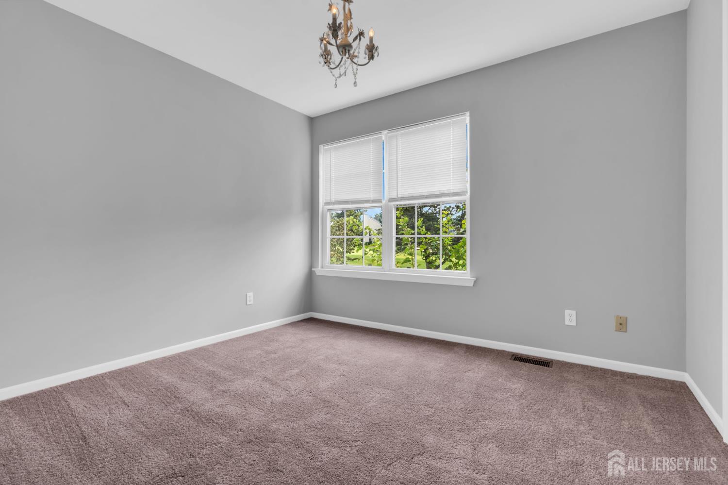 8 Pine Valley Lane Monroe NJ 08831