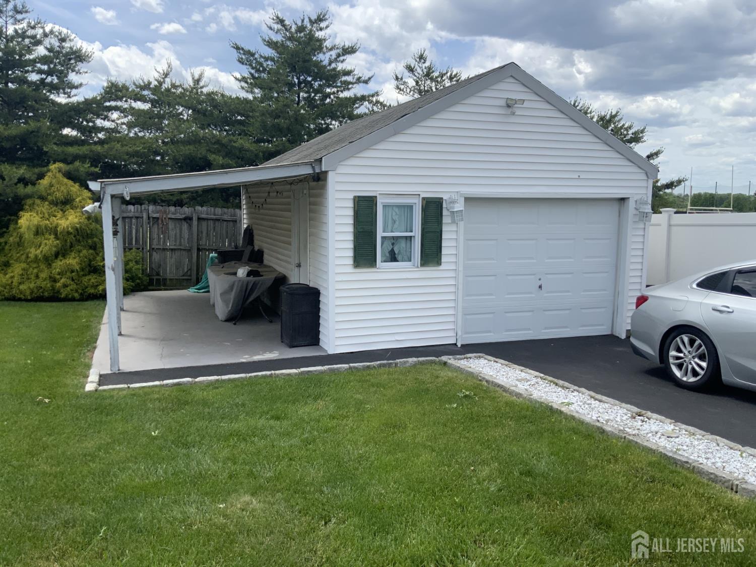 89 Bernard Street Carteret NJ 07008