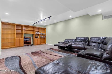 18 Lysbeth Lane Matawan NJ 07748