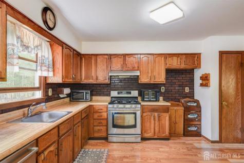 61 Avenue I Avenue Monroe NJ 08831