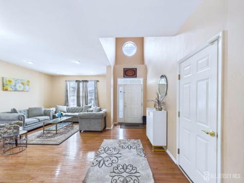 13 Skurka Court Sayreville NJ 08872