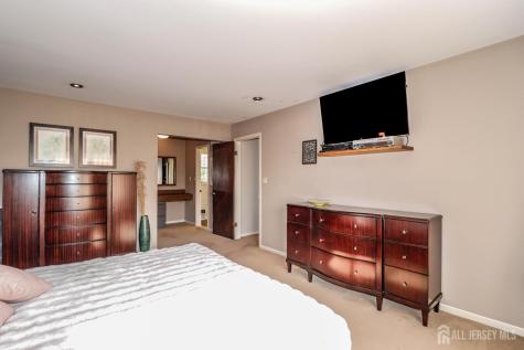 9 Glynn Court Sayreville NJ 08859