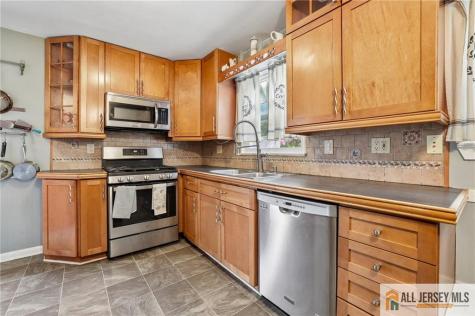 8 Parkway Place Sayreville NJ 08859