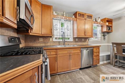 8 Parkway Place Sayreville NJ 08859