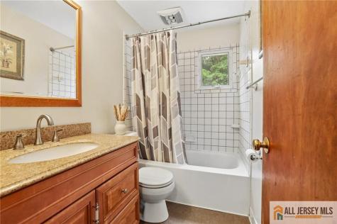 8 Parkway Place Sayreville NJ 08859