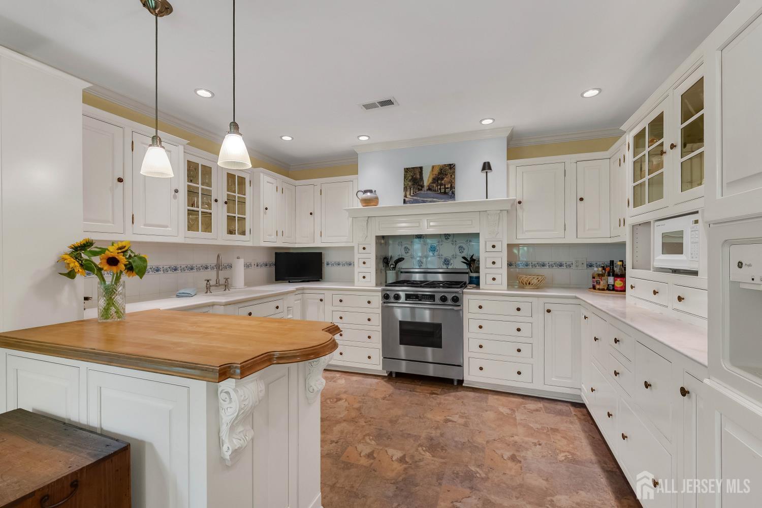 18 Marilyn Court Lawrence NJ 08648