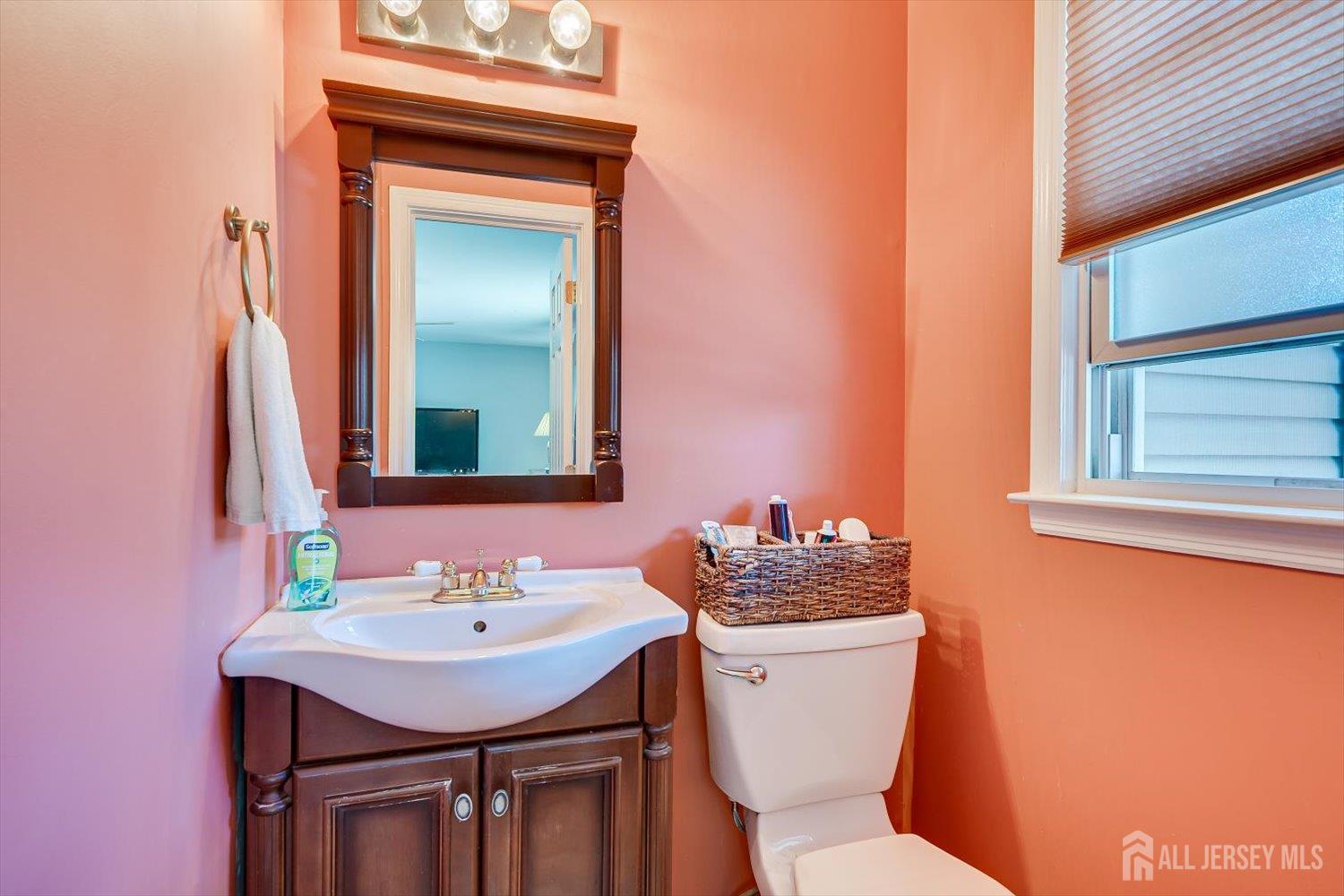27 Eileen Way Edison NJ 08837