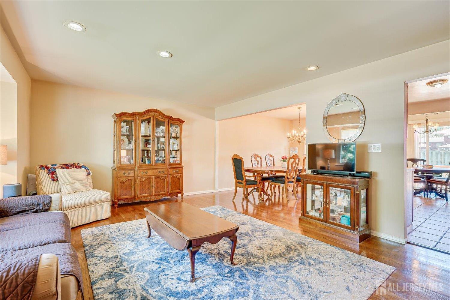 27 Eileen Way Edison NJ 08837