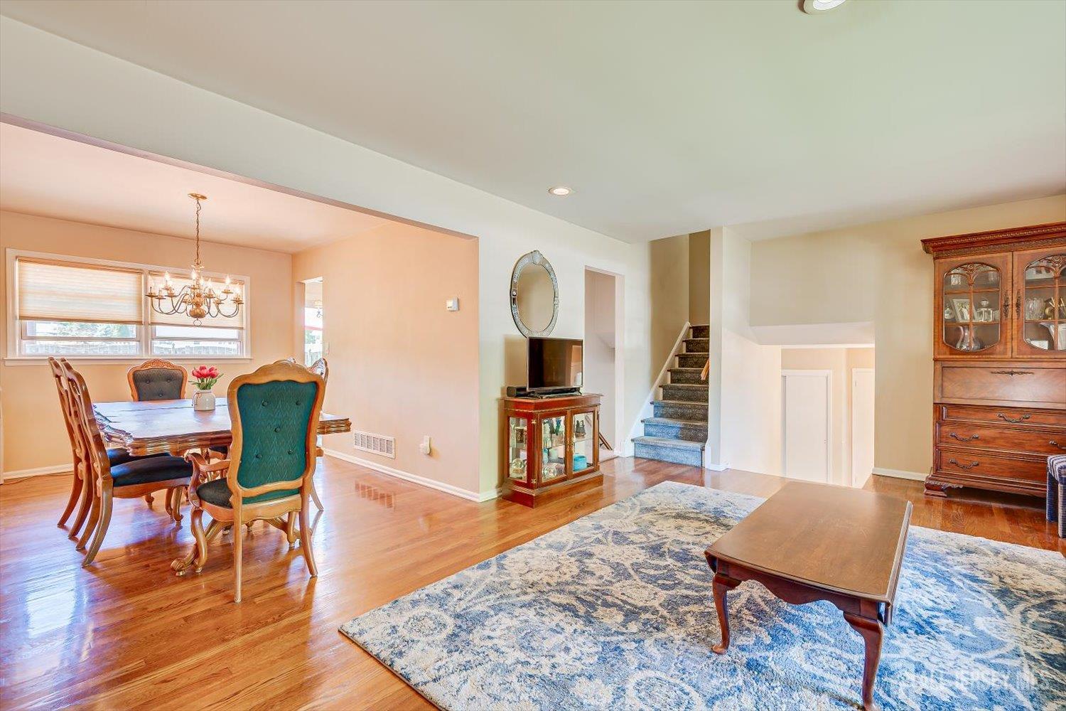 27 Eileen Way Edison NJ 08837