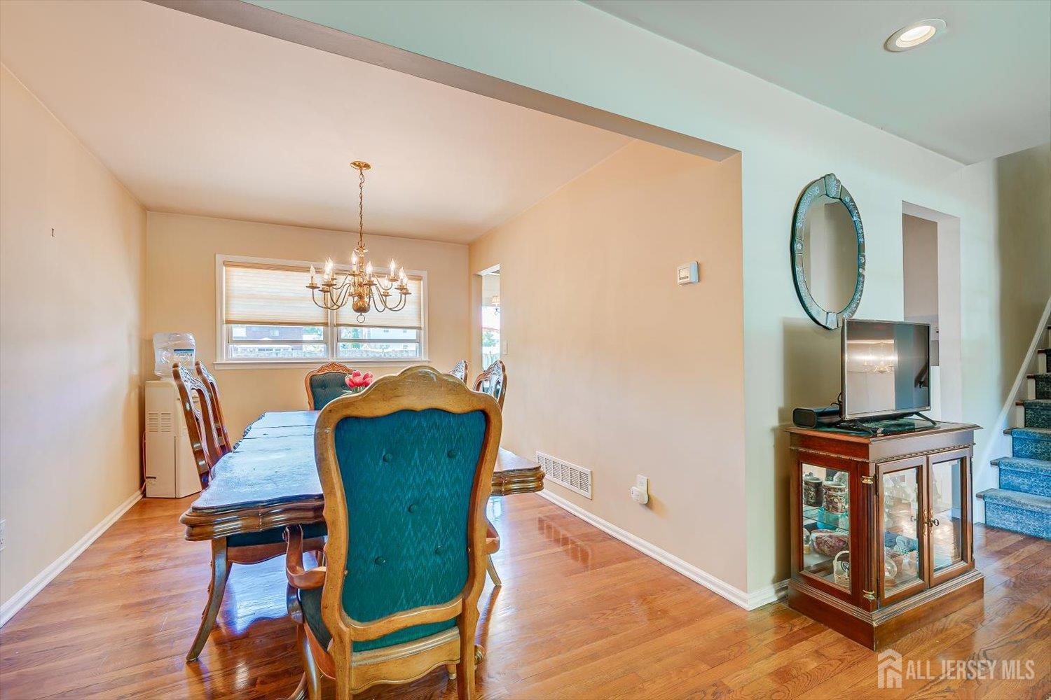 27 Eileen Way Edison NJ 08837