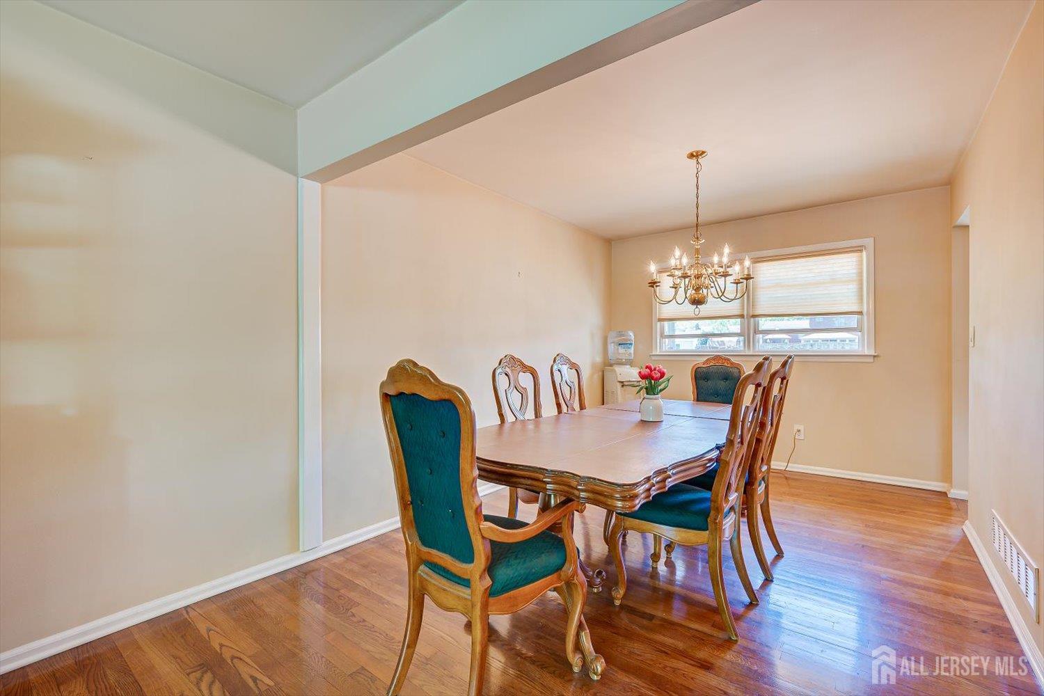 27 Eileen Way Edison NJ 08837