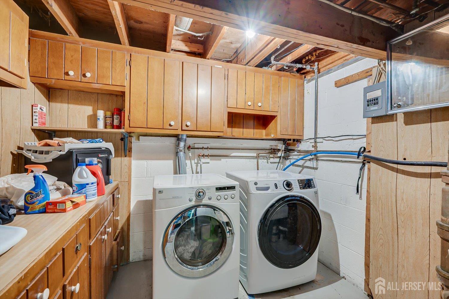 27 Eileen Way Edison NJ 08837