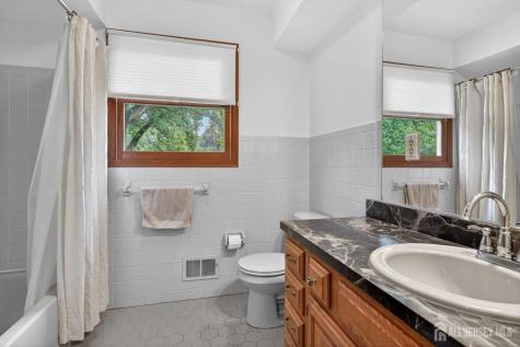 7 Lake Farrington Drive North Brunswick NJ 08902
